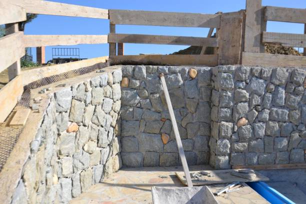Pietra di Luserna: rivestimento  di una piscina con bugnato irregolare di luserna